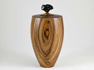 Grande urne funéraire en bois faite à la main en bois de zèbre avec grappe de tourmaline noire - Product Image 4
