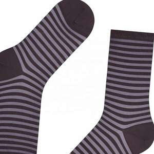 Chaussettes Crew de logo personnalisé de qualité supérieure en coton respirant coupe sportive personnalisée marque athlétique pour hommes toutes les saisons - Product Image 4