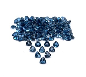 Lot de pierres précieuses en topaze bleue de Londres de forme trillion, taille libre, 4-6 mm, pierres précieuses en topaze bleue de Londres pour la fabrication de bijoux - Product Image 1