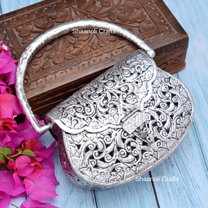 Pochette royale indienne en métal argenté de qualité supérieure avec poignée métallique pour les dîners et les mariages pour femmes - Product Image 1