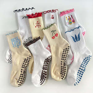 Calcetines personalizados con agarre de Yoga para mujeres jóvenes al por mayor con puños de diseño de corazón de color, Calcetines antideslizantes transpirables de algodón respetuosos con el medio ambiente para Pilates - Product Image 6