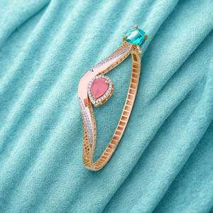 Bracelet en or élégant avec diamants pour femmes avec pierre rose Design incurvé élégant Léger Kada - Product Image 3