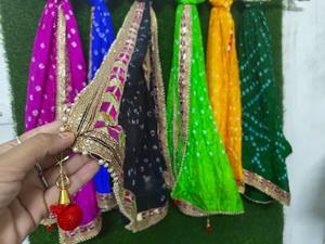 Dupatta Bandhani du Rajasthan en semi-soie Bandhej Chunri avec bordure en dentelle dorée, dupatta de soirée, écharpe Gota Patti, Chunni de mariage - Product Image 4