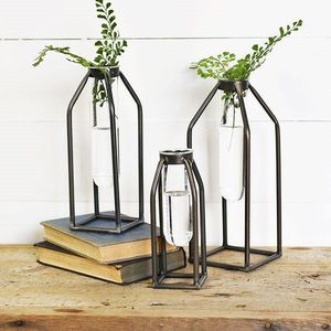 Vase à fleurs en fer durable et durable avec motif antique et construction haut de gamme pour la décoration d'affichage du hall de bureau - Product Image 1