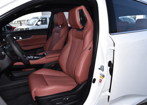 Voiture à essence 2025 d'occasion en excellent état, boîte manuelle, sièges en cuir, intérieur sombre, traction avant, émission VI - Product Image 6