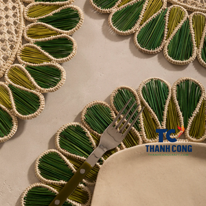 Elegante mantel individual verde oscuro y oliva hecho a mano, perfecto para elevar la experiencia gastronómica diaria o las cenas de lujo. - Product Image 4