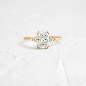 Anillo de compromiso de moissanita de cinco piedras de corte radiante elegante y lujoso Tipo de producto de gama alta - Product Image 5