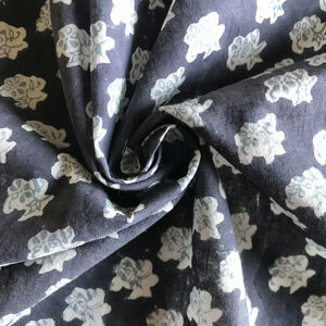 ผ้าฝ้ายพิมพ์ลายด้วยมือ ลายดอกไม้เล็กๆ บนพื้นสีคราม - Product Image 1