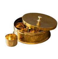 Boîte à épices Masala en laiton de qualité supérieure avec boîte à épices en laiton à sept compartiments pour la cuisine du grossiste indien