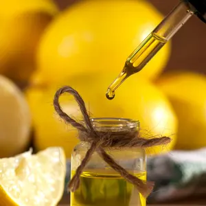 Aceite esencial de limón 100% puro y aceite esencial de limón terapéutico para curación y relajación disponible en cantidad a granel - Product Image 1