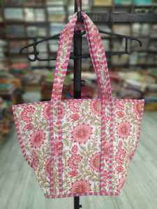 Sac fourre-tout en coton imprimé Tokri matelassé, imprimé floral gris, sac de transport, vente en gros, exportation en vrac, B2B, ensemble de voyage, shopping, utilisation au détail - Product Image 3