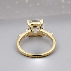 Bague de fiançailles certifiée IGI, diamant taille coussin provenant d'une ancienne mine, avec trois pierres, en or jaune et rose, sertie à 4 griffes - Product Image 4