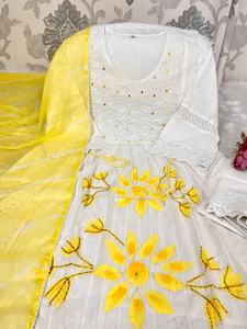 Conjunto de Kurti y Pantalón para Mujer, Diseño de Secuencia de Algodón Shifli de Primera Calidad, Hermoso Trabajo de Espejo Hecho a Mano - Product Image 3