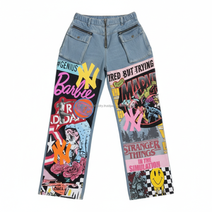 กางเกงยีนส์ฮิปฮอปสตรีทแวร์ลายกราฟิกสำหรับผู้ชายรุ่นใหม่ล่าสุด กางเกงเดนิมทรงหลวมสไตล์ฮาราจูกุ แต่งลายปะติด พร้อมพิมพ์โลโก้หลายแบบตามสั่ง ทรงขากว้าง - Product Image 3