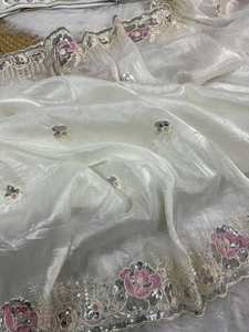 Collection exclusive de saris brodés en soie à usage traditionnel disponible au tarif de gros pour les tenues de fête - Product Image 4