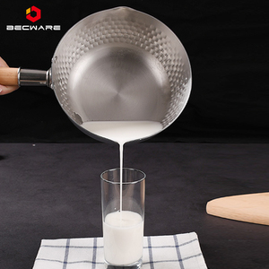 Una persona che mangia una pentola piccola, pentola piatta da neve in acciaio inossidabile, pentola per noodle per uso domestico, pentola antiaderente al latte caldo, pentola per alimenti complementari - Product Image 5