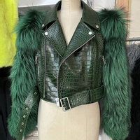 Blouson court en cuir motif crocodile rubis pour femme - Style glamour avec manches en fourrure de renard surdimensionnées pour les soirées d'automne et d'hiver