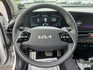 Blanc 2024 K i a N i r o EX Touring FWD utilisé avec les sièges en cuir Démarrage à distance Bluetooth Android Auto Sièges chauffants à toit ouvrant - Product Image 5