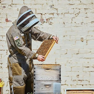 Combinaison d'apiculture Sting Stopper, vêtement d'apiculteur ventilé à trois couches en vert olive avec voile amovible, vêtement pour hommes et femmes - Product Image 2