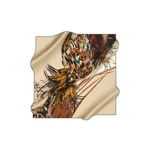 Écharpe carrée en crêpe de soie beige à motifs - Product Image 1