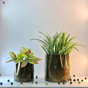 Maceta contemporánea de metal alto con acabado negro mate suave diseñada para esquinas elegantes y plantas de interior - Product Image 1