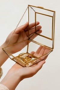 กล่องเครื่องประดับแก้วสีทองเป็นชิ้นหรูหราที่นำความเย้ายวนสง่างามและประกายทองมาสู่คอลเลกชันเครื่องประดับของคุณ - Product Image 2