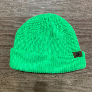 Gorro de punto con puños cortos y logotipo personalizado al por mayor para hombre, gorra de calavera Docker de arrastre con etiqueta privada con patrón de lazos para uso en la playa - Product Image 6