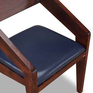 Chaise de salle à manger en teck massif de qualité Merida avec assise en mousse et revêtement en cuir PU, finition noyer, pour la maison, le bureau, le parc, la villa, l'utilisation en salle à manger intérieure - Product Image 2