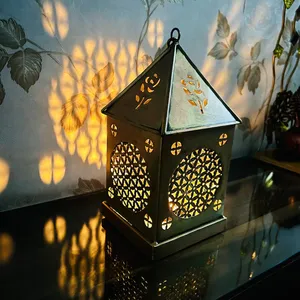 Finition dorée de luxe avec fenêtres en verre Lanterne en métal pour la décoration intérieure ou la décoration de fête Disponible à un prix abordable pour l'exportation en vrac - Product Image 1