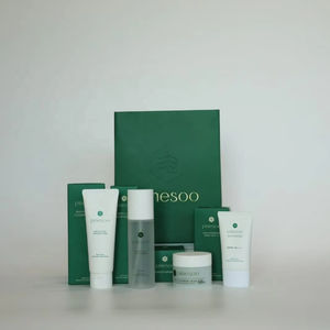 Coffret cadeau de soins de la peau à base de pin rouge coréen Pinesoo avec vitamine C et acide hyaluronique - Unisexe Biologique - Product Image 1