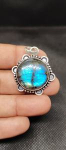 Collier pendentif en labradorite tendance, forme ronde, pierre précieuse - Product Image 5