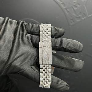 Montre de luxe en verre carré avec moissanite VVS |   Design présidentiel squelette glacé |   Aiguilles de montre en or jaune passent le testeur de diamants - Product Image 2