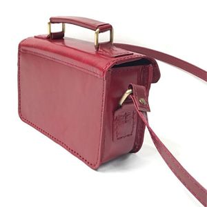 Mini sac à bandoulière en cuir de style vintage fait à la main en cuir de vachette véritable finition rouge foncé d'Indonésie - Product Image 6