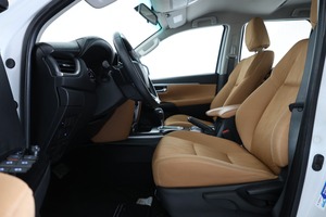 Nouveau / Occasion 2023 Toyota SUV 5 places, intérieur cuir, phares LED, pneus R18, climatisation automatique, réglage électrique des sièges - Product Image 6