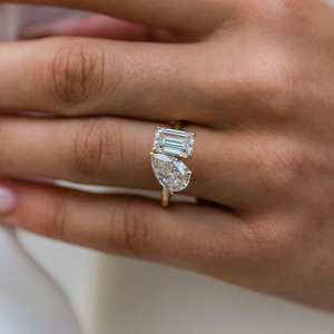 Pera 11x7 y Esmeralda 10x7 Corte Blanco Anillo de dos piedras Oro amarillo Compromiso único Anillo de aniversario nupcial - Product Image 1