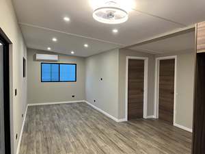 บ้านคอนเทนเนอร์สำเร็จรูปสมัยใหม่พร้อมระเบียงมีหลังคาและพื้นไม้สำหรับอยู่อาศัย + จัดส่งฟรี - Product Image 2