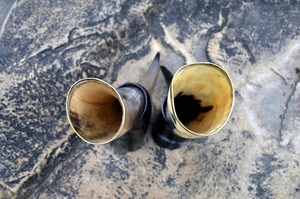 Corne à boire de bière en corne de boeuf de buffle écologique naturel Viking avec support en verre d'agate Design animal poli prix d'usine - Product Image 3