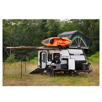 Caravane de camping moderne imperméable pour 4 personnes avec 1 lit double et cuisine entièrement équipée, y compris une cuisinière à gaz à 3 brûleurs