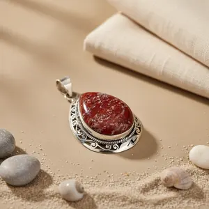 Collar con colgante de lágrima de ágata roja hecho a mano con baño de oro rosa - Product Image 3