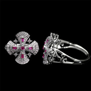 Anillo cruzado de oro blanco de 14K con diamantes naturales y rubíes de corte princesa en estilo vintage con intrincado Diseño de configuración de racimo - Product Image 2