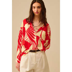 Camiseta Polo Roja Informal con Estampado Abstracto - Product Image 1