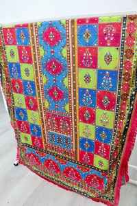 Dupatta de Seda Floral con Atractivo Trabajo de Espejo, Diseño Étnico Elegante para Navratri y Diwali, Estilo Chinon - Product Image 5