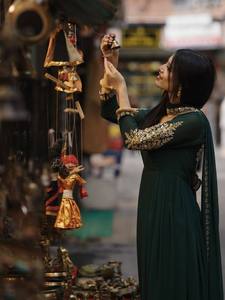 Conjunto de top, pantalón palazzo y dupatta de diseñador, ideal para fiestas, con bordados elaborados, tela de georgette sintética y detalles elegantes. - Product Image 6