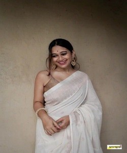 SAREE DE TRAVAIL EN JACQUARD EN SOIE DE LICHI À LA MODE AVEC CHEMISIER NON COUDU VÊTEMENT DE MARIAGE PRIX DE GROS VÊTEMENT ETHNIQUE BLANC - Product Image 2