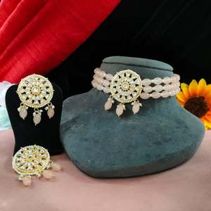 Conjunto de Gargantilla de piedra Kundan de artesanía tradicional de elegancia moderna con collar de moda de perlas para un aspecto real - Product Image 3