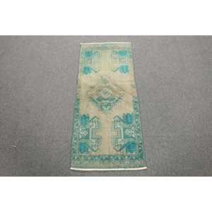 Alfombra pequeña vintage, alfombra turca de 1.5x3.5 pies, alfombra de lana azul con motivos de plantas y árboles - Product Image 1