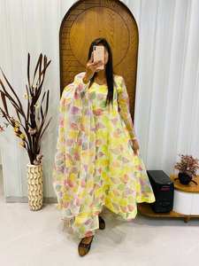 Costume en organza traditionnel de créateur indien avec pantalon Kurta à manches longues et impression d'aluminium élégante Dupatta pour les occasions de fêtes - Product Image 5