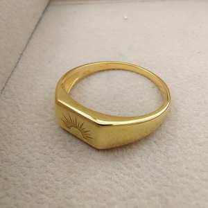 Shine Bright With Half Sun Ring Un symbole de nouveaux débuts Lumière et équilibre Parfait pour les cadeaux Style et inspiration quotidienne - Product Image 3