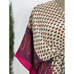 Robe Kaftan Bohème Vintage pour Femme, Longue et Fluide, en Soie Recyclée et Sari avec Motifs Floraux Artistiques en Cachemire, Idéale pour la Plage et les Tenues de Plage - Product Image 4