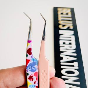 Pince à épiler personnalisée à volume de 45/75 degrés Pince à épiler d'extension de cils à pointe en fibre imprimée en forme de cœur avec poignée en forme de cœur - Product Image 5